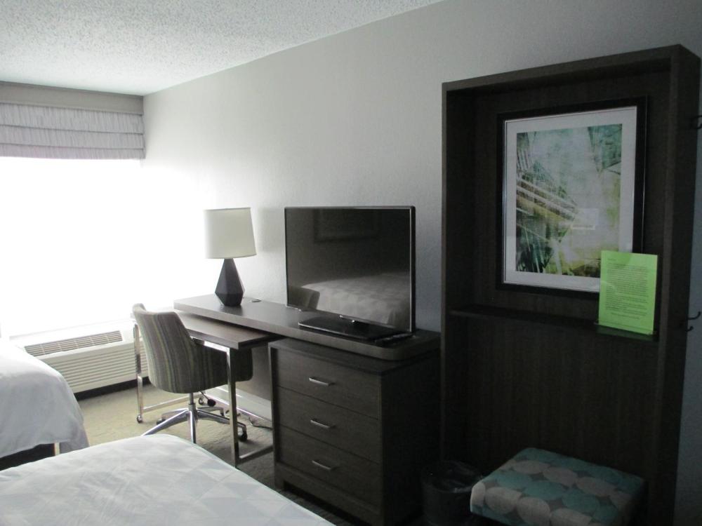 Twin Room with Hearing Mobility Accessible Tub - Non-Smoking interior